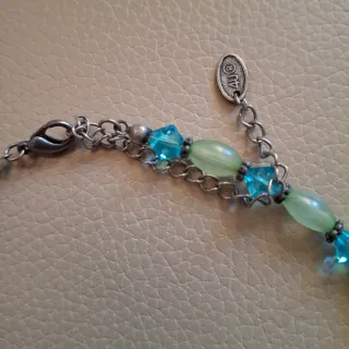 Collar con piedras verdes y plateadas