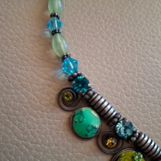Collar con piedras verdes y plateadas