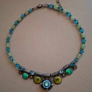 Collar con piedras verdes y plateadas