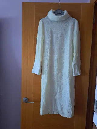 Vestido blanco cuello alto Zara