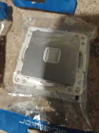 9 interruptores, cuadros y timbres de luz