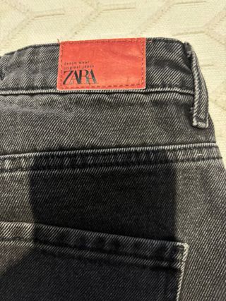 Pantalón vaquero Zara gris