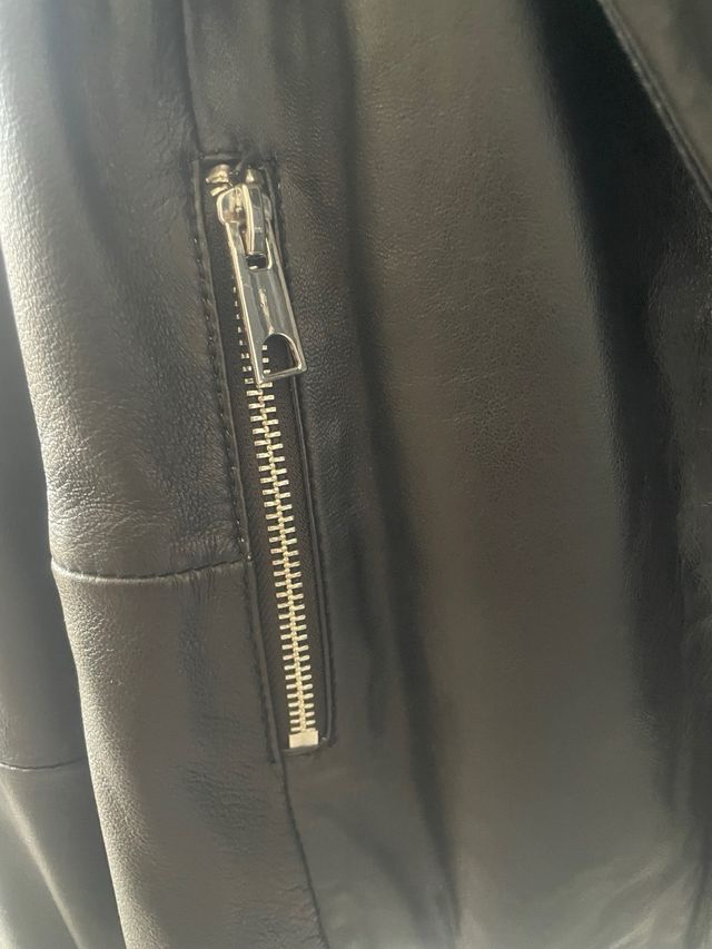 Giacca in pelle nera Mango