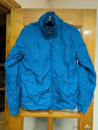 Chaqueta impermeable azul
