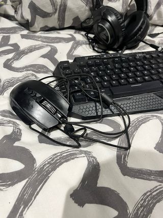 Tastiera, mouse e cuffie da gaming nere