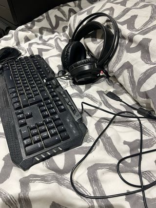 Tastiera, mouse e cuffie da gaming nere