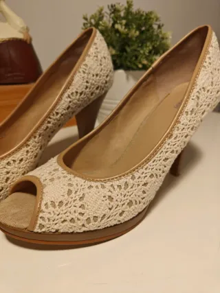 Zapatos de tacón encaje beige y blanco.