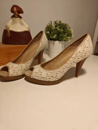 Zapatos de tacón encaje beige y blanco.
