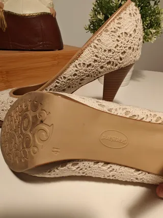 Zapatos de tacón encaje beige y blanco.