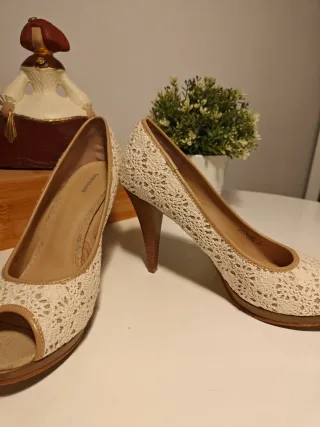 Zapatos de tacón encaje beige y blanco.