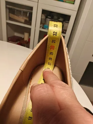 Zapatos de tacón encaje beige y blanco.