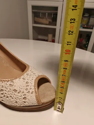 Zapatos de tacón encaje beige y blanco.