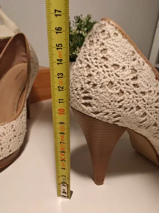 Zapatos de tacón encaje beige y blanco.