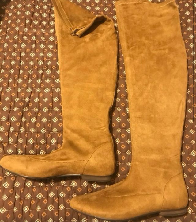 Botas mosqueteras, ante, mostaza.