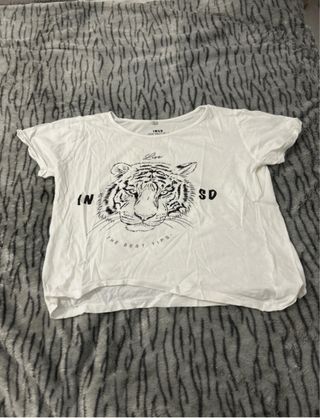 Camiseta blanca con estampado de tigre