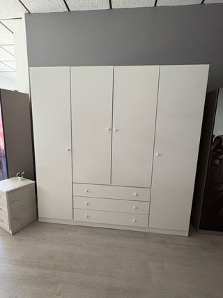 Armario 4 puertas con 3 cajones centrales