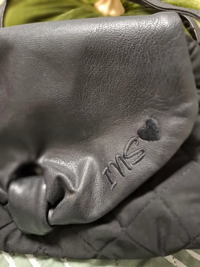 Bolso negro/gris con iniciales
