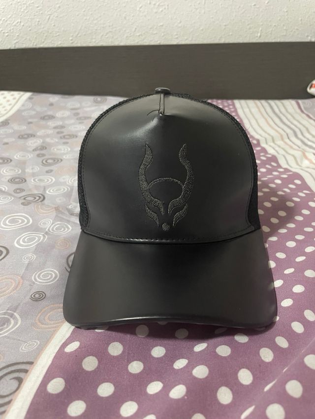 Gorra negra con logo