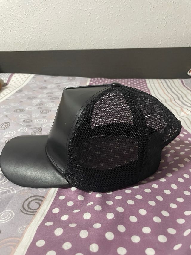 Gorra negra con logo