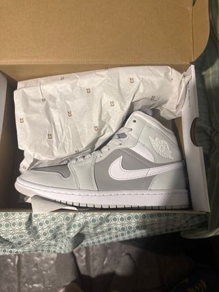 Zapatillas Jordan Mid Gris y Blanco