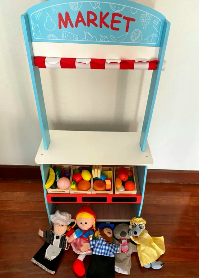 Teatro /Mercado de madera de juguete.