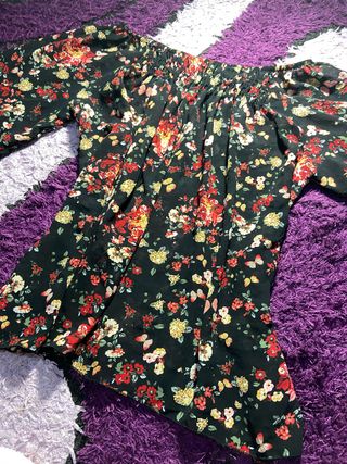 Blusa negra con volantes y estampado floral