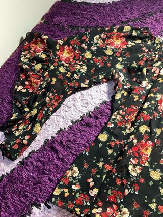 Blusa negra con volantes y estampado floral