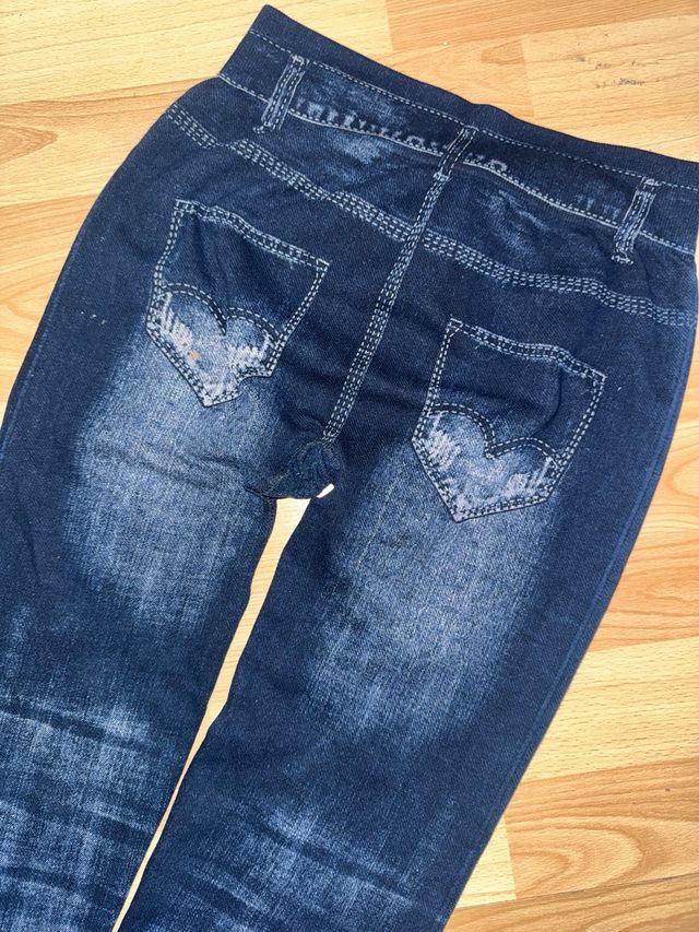 Pantalones vaqueros desgastados con perlas
leggins