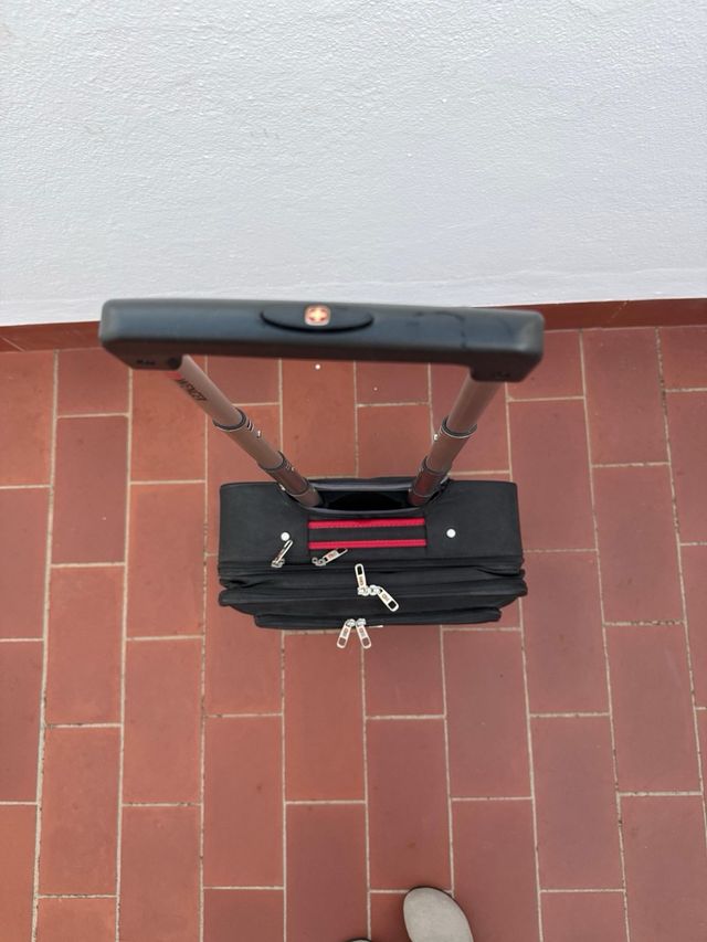 Maleta de ruedas Wenger negra y roja