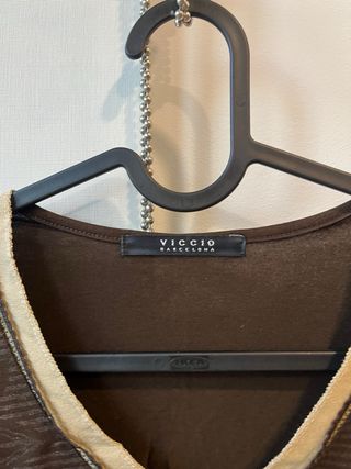 Camiseta Viccio Barcelona Rayas y Diseño Marrón