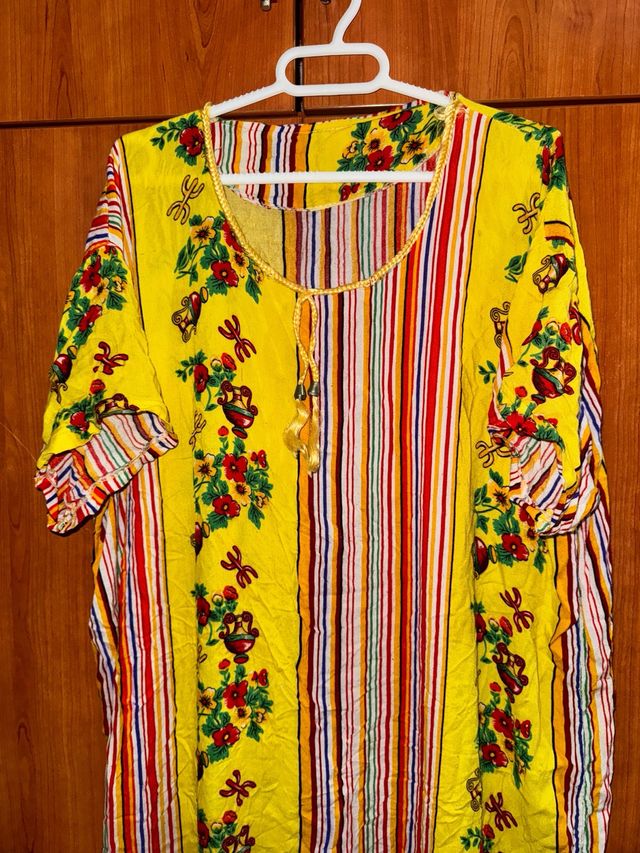 Vestido amarillo con rayas y flores