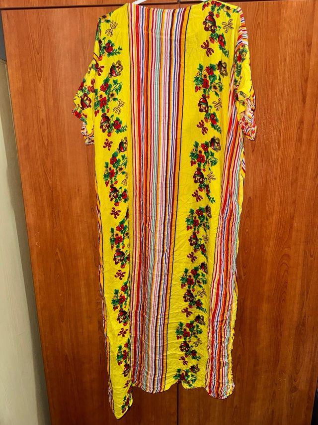 Vestido amarillo con rayas y flores