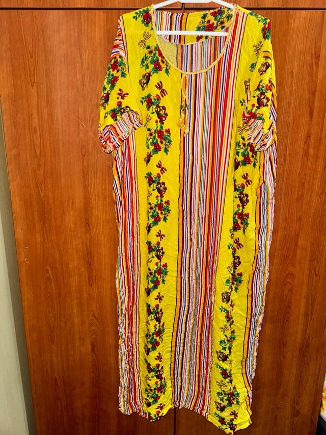 Vestido amarillo con rayas y flores