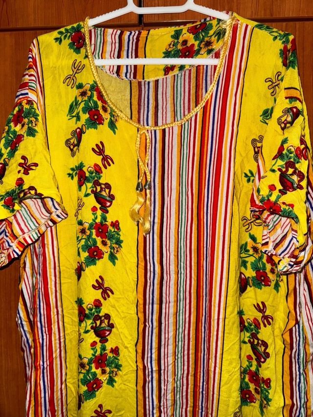 Vestido amarillo con rayas y flores