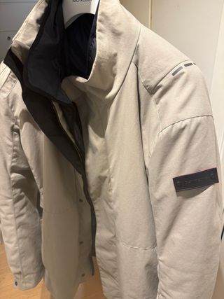 Chaqueta de moto con protecciones, marca Dainese.