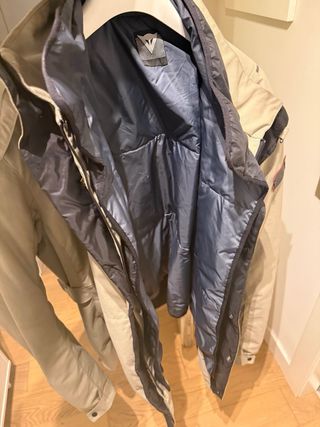 Chaqueta de moto con protecciones, marca Dainese.