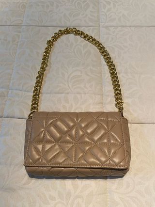 Bolso acolchado beige con cadena dorada