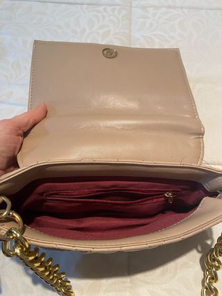Bolso acolchado beige con cadena dorada