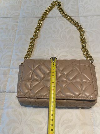 Bolso acolchado beige con cadena dorada