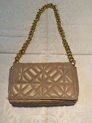 Bolso acolchado beige con cadena dorada