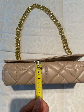 Bolso acolchado beige con cadena dorada