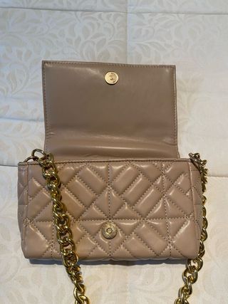 Bolso acolchado beige con cadena dorada