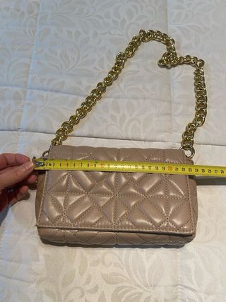 Bolso acolchado beige con cadena dorada