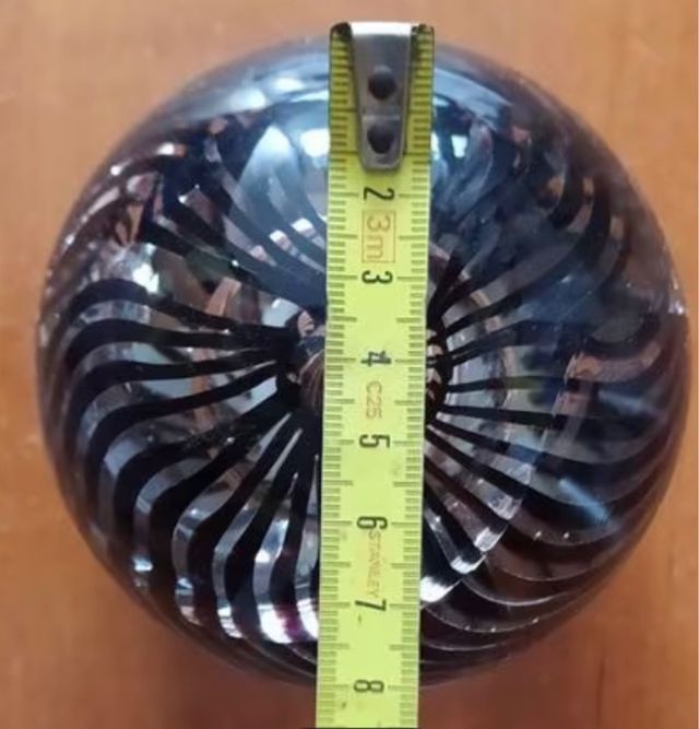 Pisapapeles de cristal negro