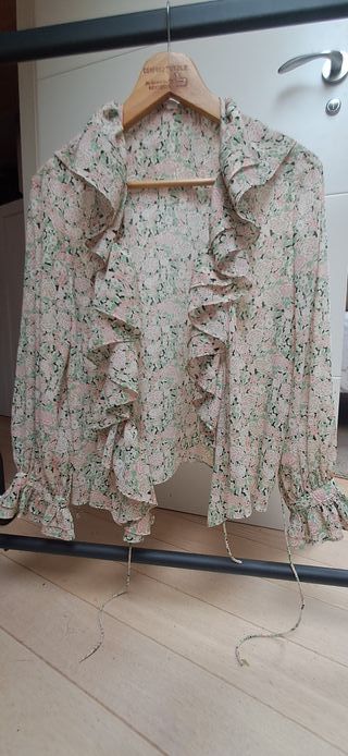 Blusa floral con volantes