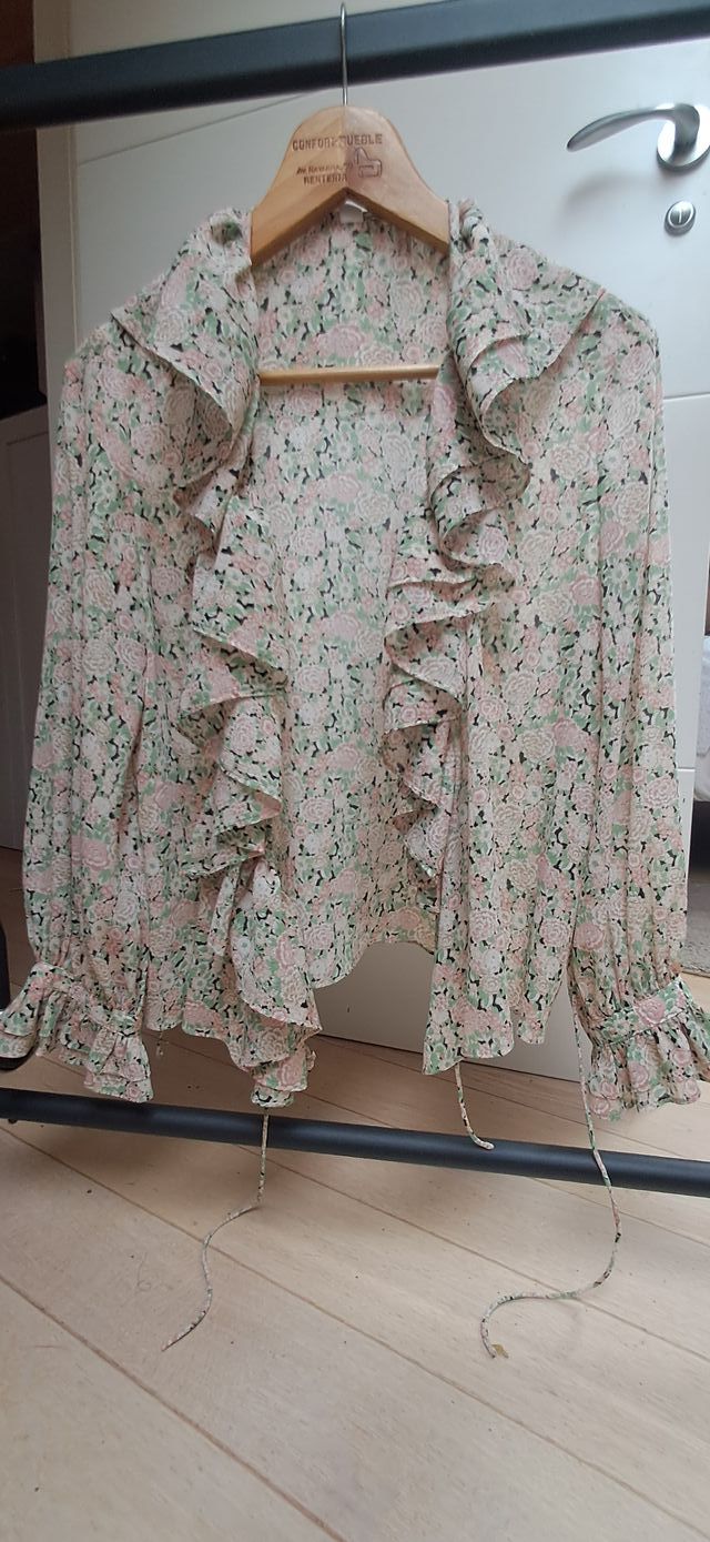 Blusa floral con volantes