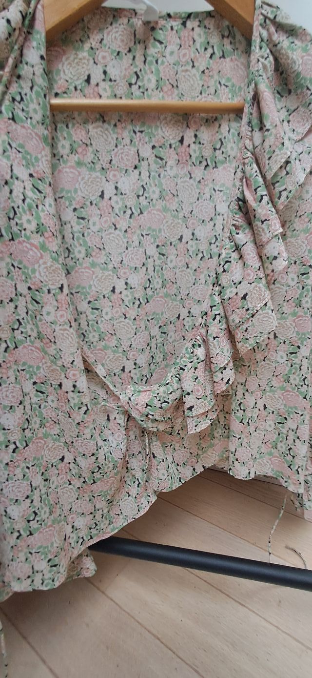 Blusa floral con volantes