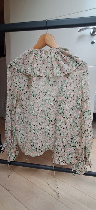 Blusa floral con volantes