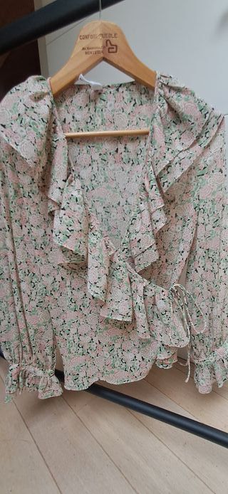 Blusa floral con volantes