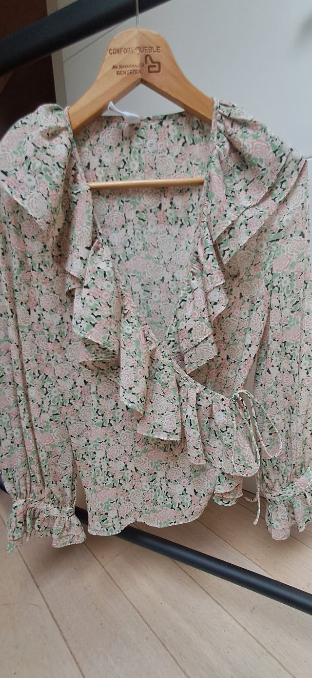 Blusa floral con volantes